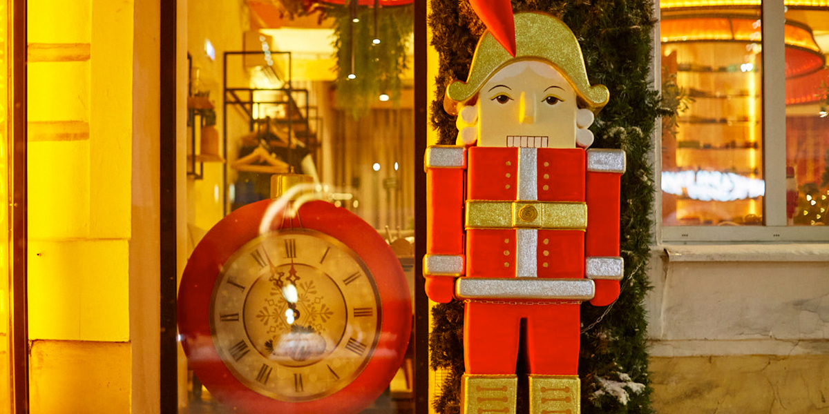 Отправляемся за новогодним настроением в торговые центры и заведения, украшенные владимирскими декораторами