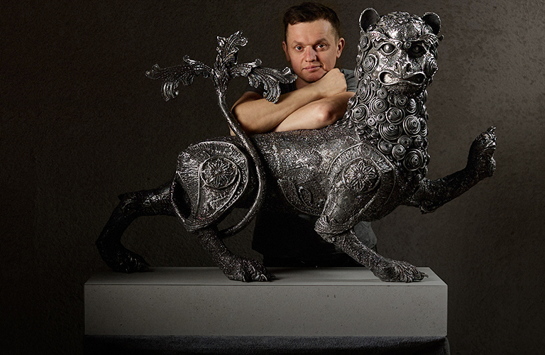 Царь зверей, воплощенный в металле. Скульптор изваял из стали льва с фасада Дмитриевского собора