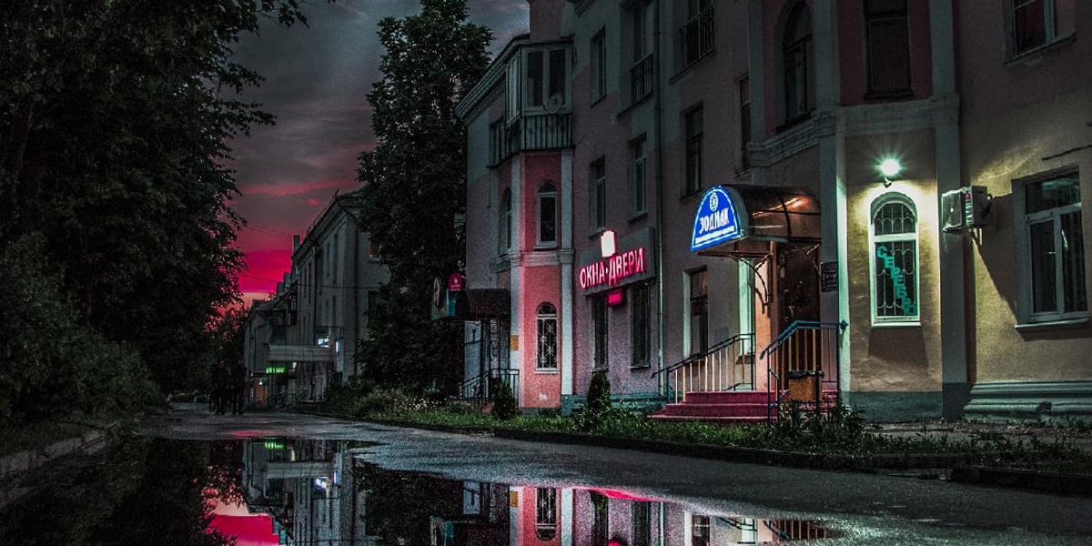 Фотограф, превращающий владимирские улицы в неоновые кадры «Бегущего по лезвию»