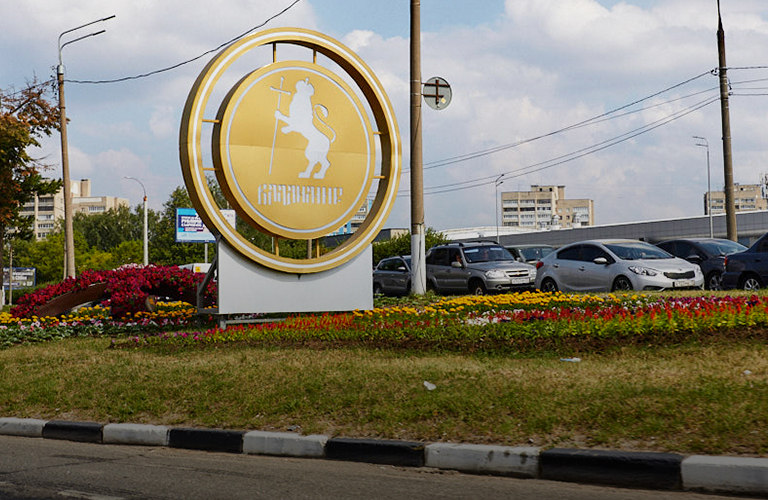 Цветочный привет! Въезды во Владимир украсят туи в виде куполов и природные символы области