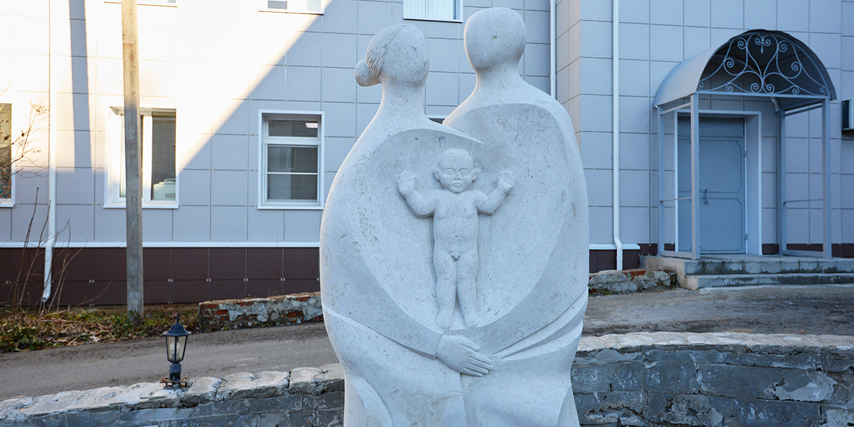 Долгорукий готовится занять свое место, а «Семья» уже обрела дом. Владимир обрастает новыми скульптурами