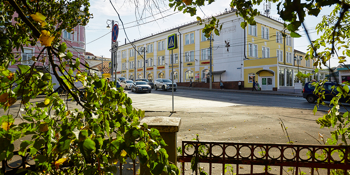 Из торгового центра в фабрику и обратно: история здания на улице Гагарина