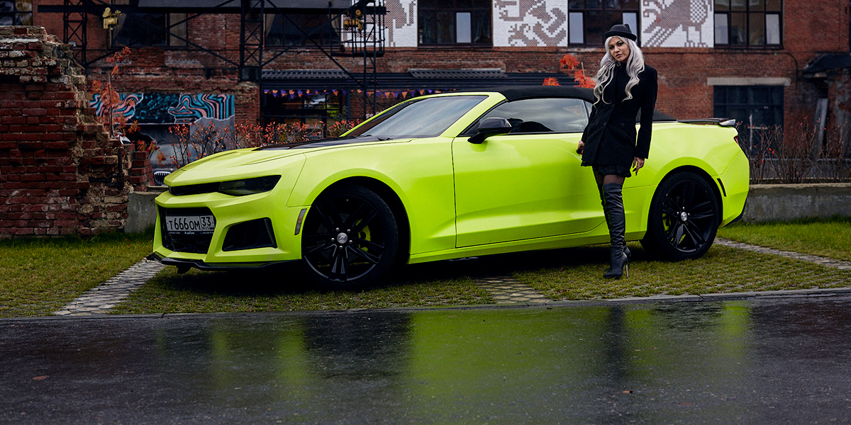 Лимитированный маслкар Полины Тихомировой — кабриолет Chevrolet Camaro кислотного цвета