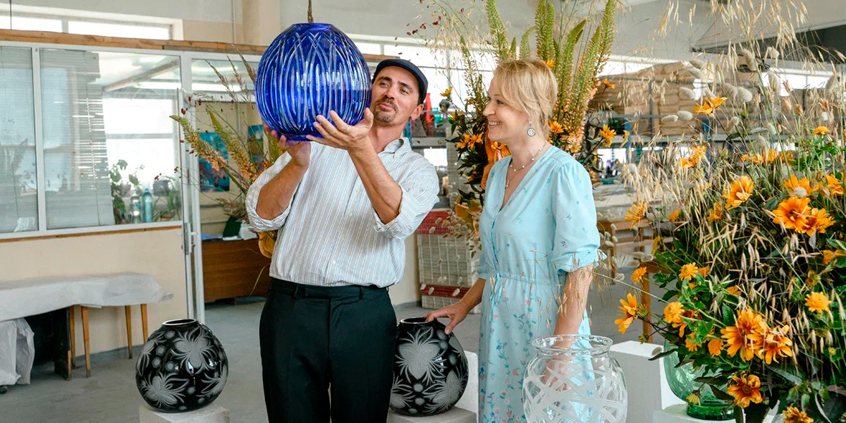 Вазы для звезды: Гусевской хрустальный завод выпустил коллекцию с флористом Антоном Шурановым