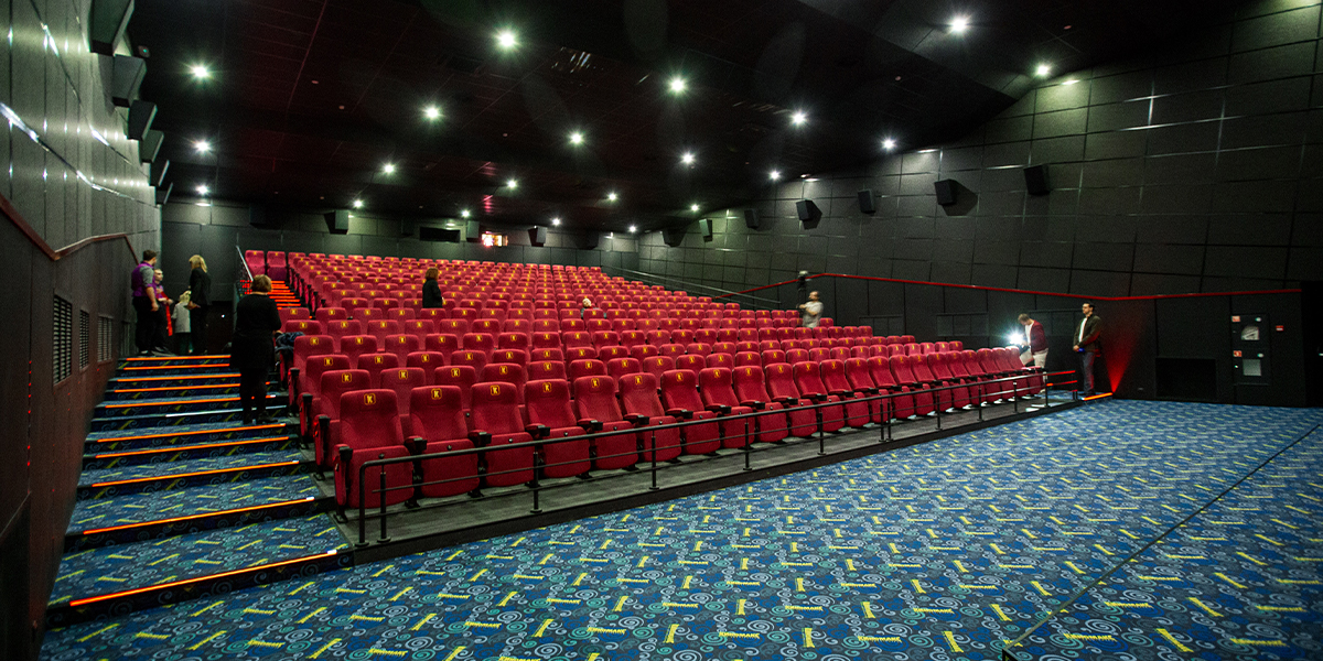 Фильмы без попкорна и в полупустом зале. Какими будут кинотеатры?