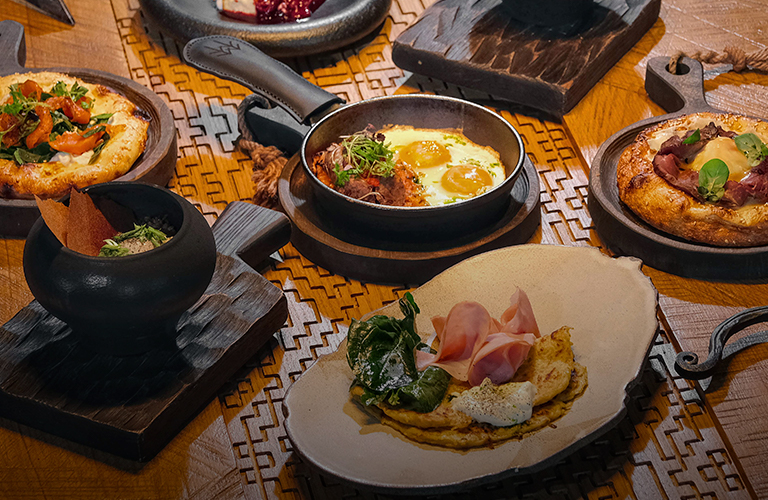 Мусс из манной каши, дровяные лепешки, куженьки с творогом: вау-завтраки в гранд-бистро «Меряне»