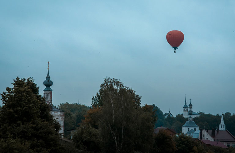 Воздушные шары впервые пролетели над Суздалем под дождем