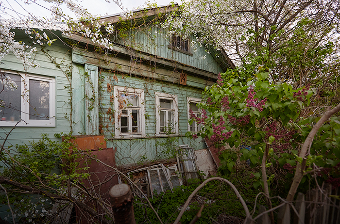 Дом художницы Елены Сахаровой: семейные реликвии, галерея и старинная печка в мастерской