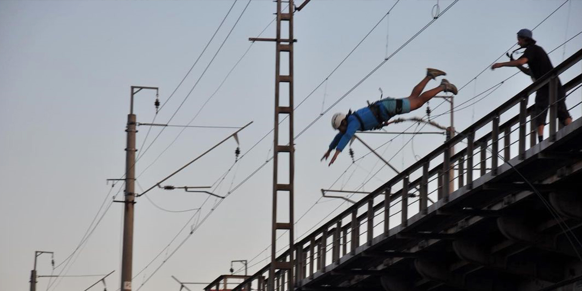 Экстрим в маленьком городе: прыжки с 22-метрового моста и скейт-контесты