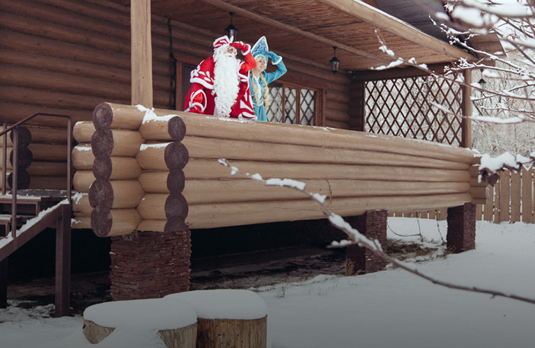 Кокошник ручной работы и шуба, сшитая на заказ: сколько тратят за сезон Дед Мороз и Снегурочка?