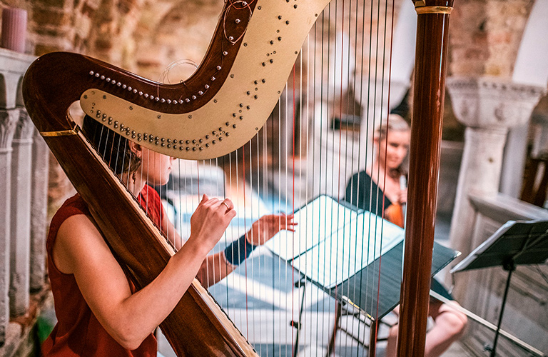 «Река времени» от Ирины Пыжьяновой: арфа, лира и гусли