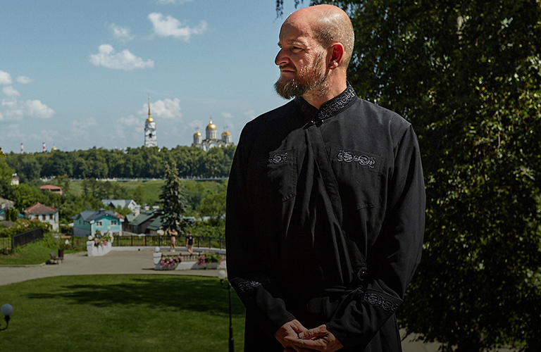 Играет «Короля и Шута», слушает Metallica, поет Антонова. Откровения руководителя мужского хора