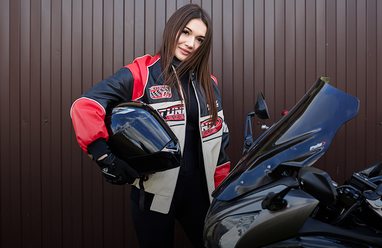 Байк-шик и дерзкая эстетика: три образа миниатюрной мотоциклистки из Владимира