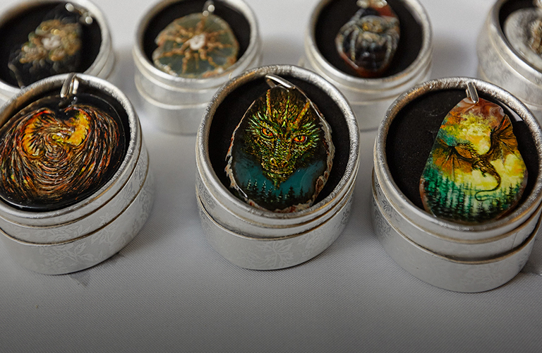 Челентано с Пуаро и фэнтези-персонажи на камнях: детализированные украшения миниатюриста