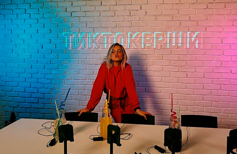 «Тиктокерши» - новый проект экс-участницы «Comedy Woman» Софьи Лобановой