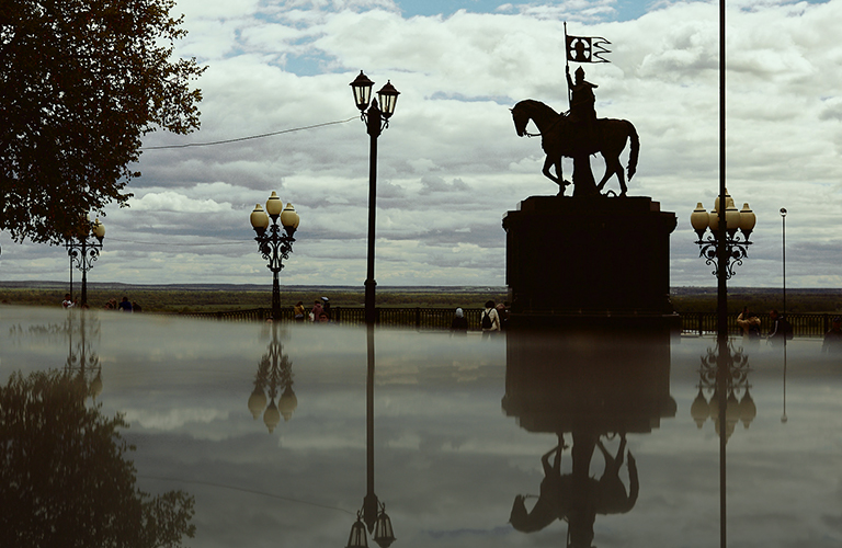Грунт поехал, князь Владимир остался: что ждет смотровую площадку в парке Пушкина и площадь Победы?