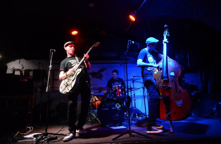 Будьте на стиле сайкобилли с «Beat Devils»