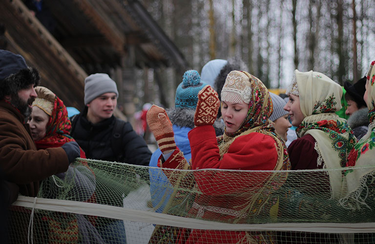 Хороводы с жаркими объятиями и гонки на лопатах: Афиша масленичных гуляний
