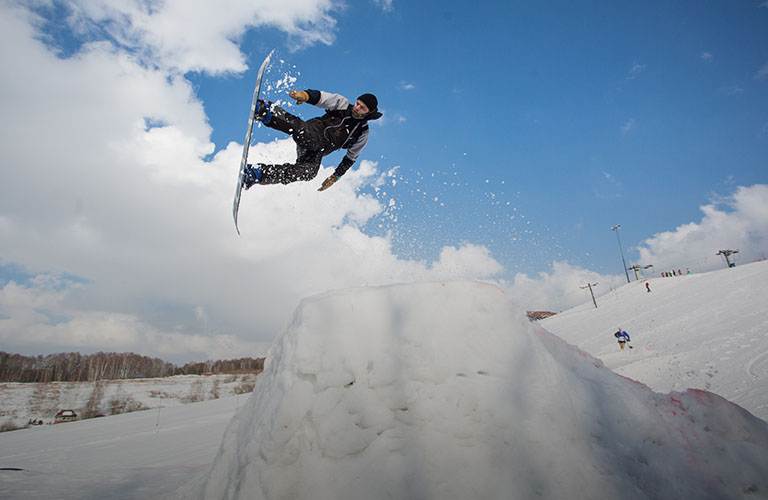 Выкрутасы на доске: В Суздальском районе прошел фестиваль сноубордистов