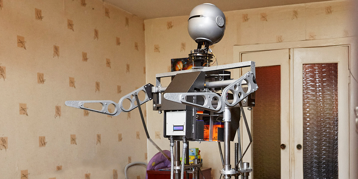 Владимирский инженер создал шагающего робота, который умеет подниматься по лестнице