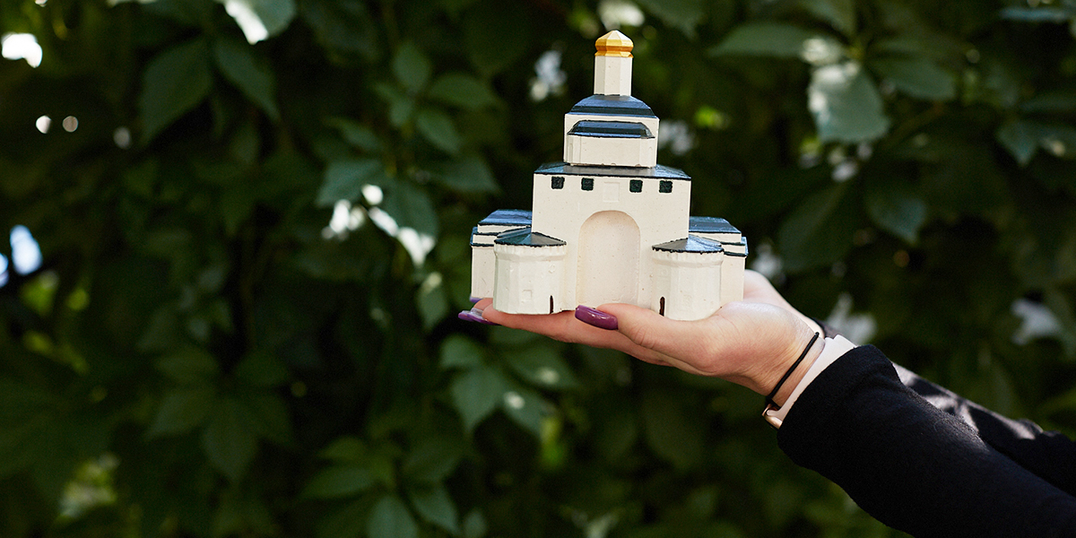 Золотые ворота на ладошке: владимирская мастерица сотворила свечу в виде сердца города