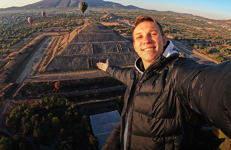 Залечь на дно в Мексике: застрявший за границей бизнесмен из Владимира о трижды подорожавшем отпуске