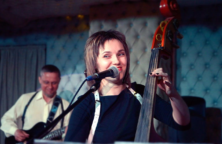 Девушка с контрабасом, мертвый баянист и еще двое