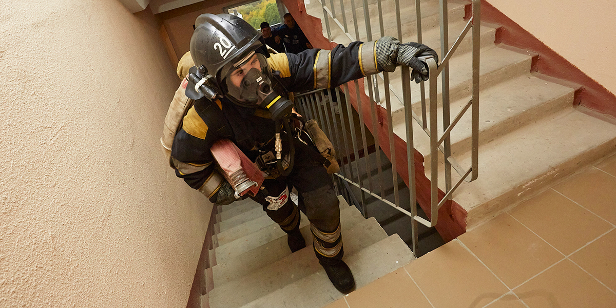 «Вертикальный вызов», или Соревнования пожарных по скоростному подъему на 21-й этаж