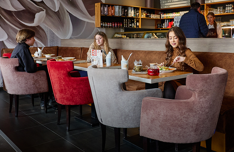 Завтраки весь день, десерты от топ-шефа и полноценное меню в новой бистро-кондитерской De Paris на проспекте Ленина