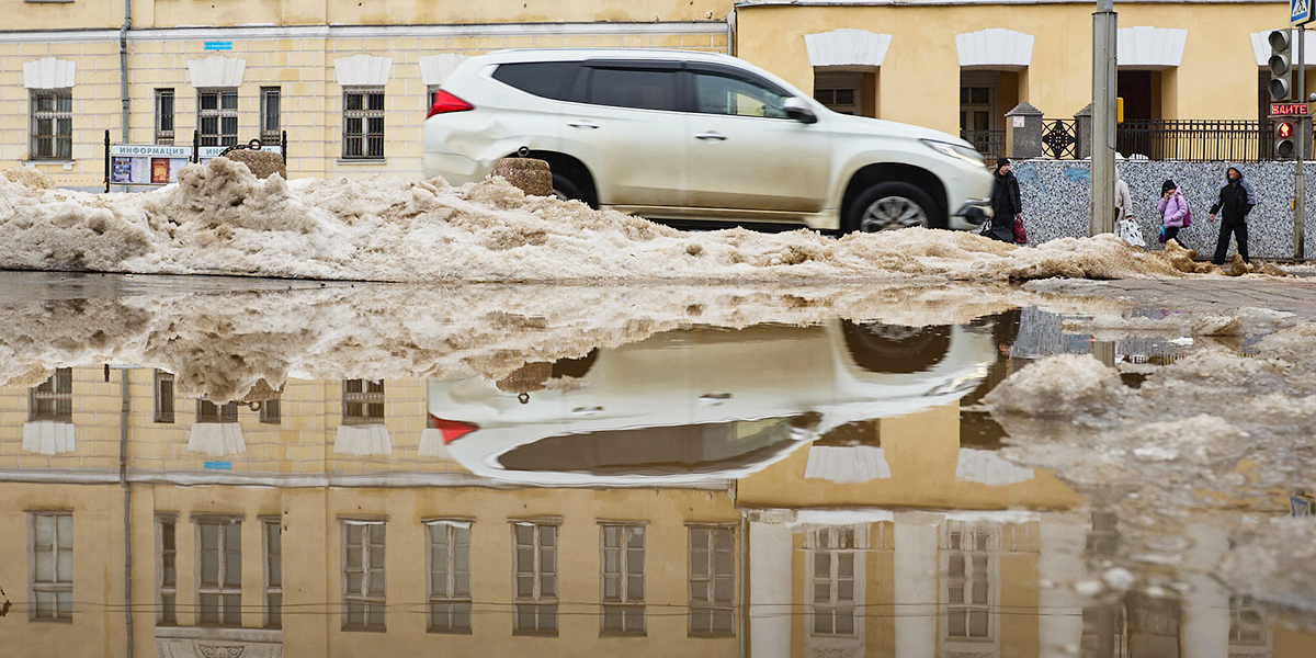 Лужи исчезают в полночь. Как Владимиру удалось избежать потопа несмотря на активное таяние снега?