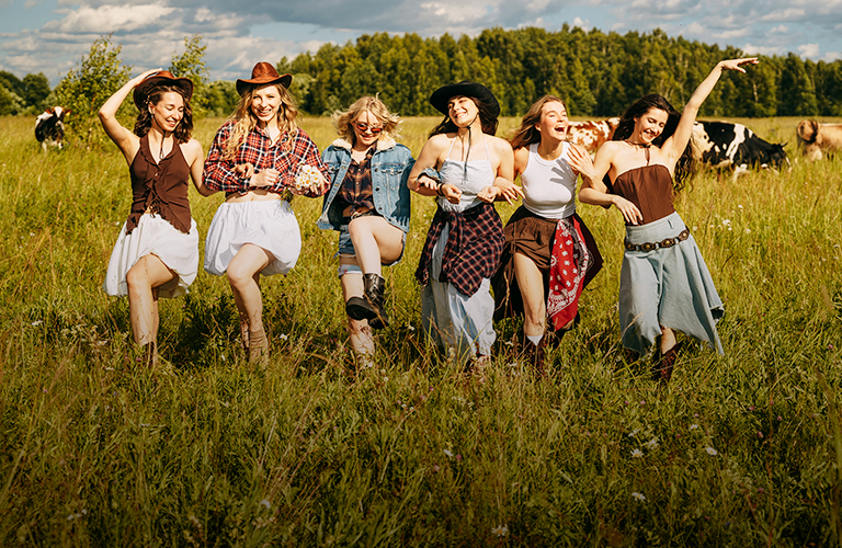 Farm Vogue с трактором и ковбойки на фоне коров: летние зарисовки, от которых веет гламуром и полевыми травами