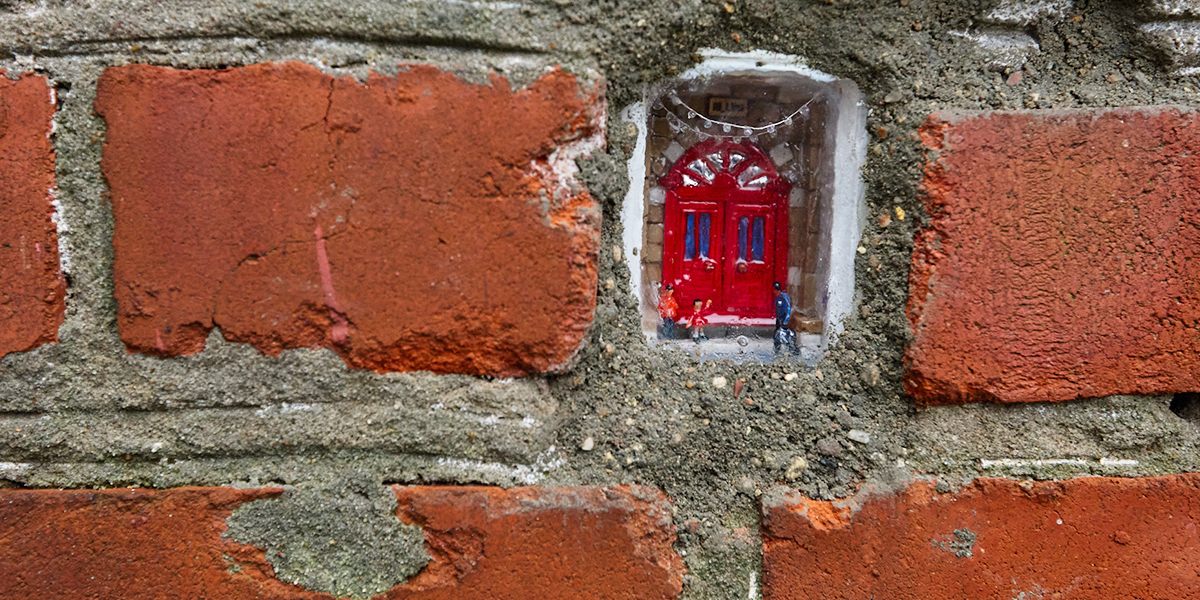 Взрослый, играющий в классики, — трогательная сцена из жизни, сохраненная в кирпичной стене