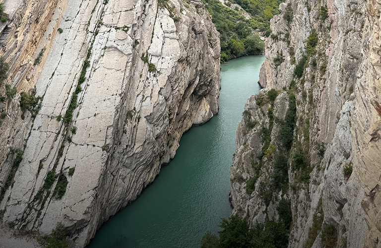 На краю изумрудной бездны. Дагестанские хроники трех подруг-путешественниц из Владимира