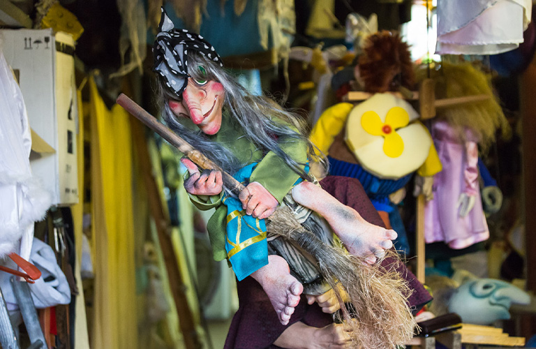 Смотрим поучительную  «Сказку про вредную Бабку-Ёжку»