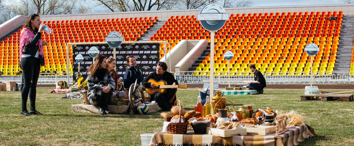 Пикник, фудтраки, футбол в лаптях: На “Лыбеди” прошёл гастрономический фестиваль