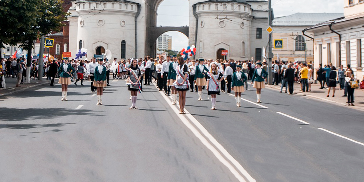Школьная ретро-форма в топе запросов: по центру Владимира пройдет шествие выпускников
