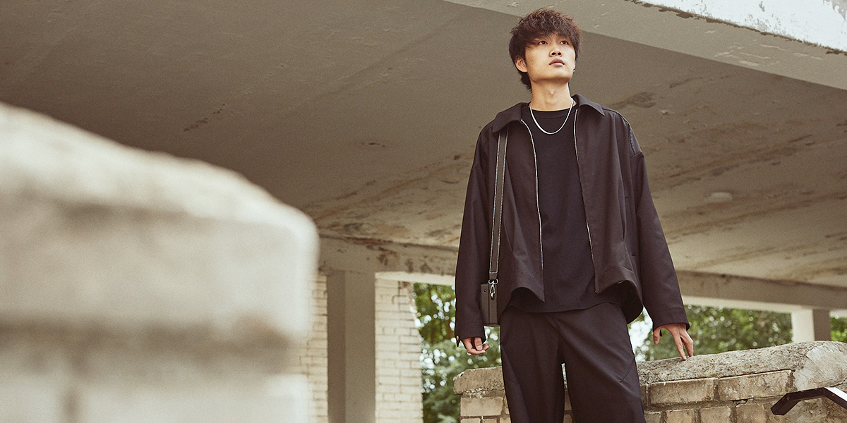 Монохромный кежуал: капсульный гардероб студента-минималиста из Китая