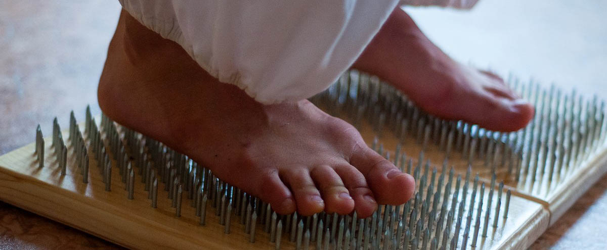 Учимся стоять на гвоздях