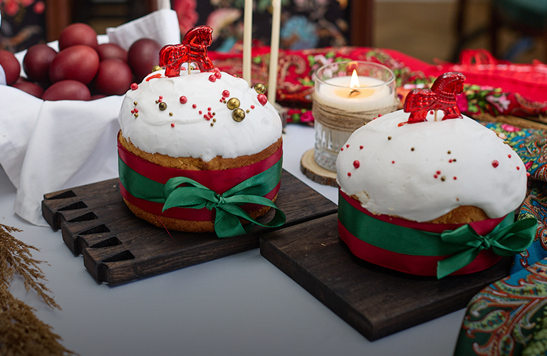 Пасхальный сюрприз трактира «Вновь»: александрийский кулич с хрустальной лошадкой на куполе