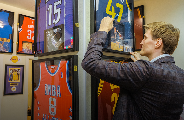 Автограф Кириленко и редкая статуэтка Хардена. Во Владимире собрали раритетную коллекцию НБА