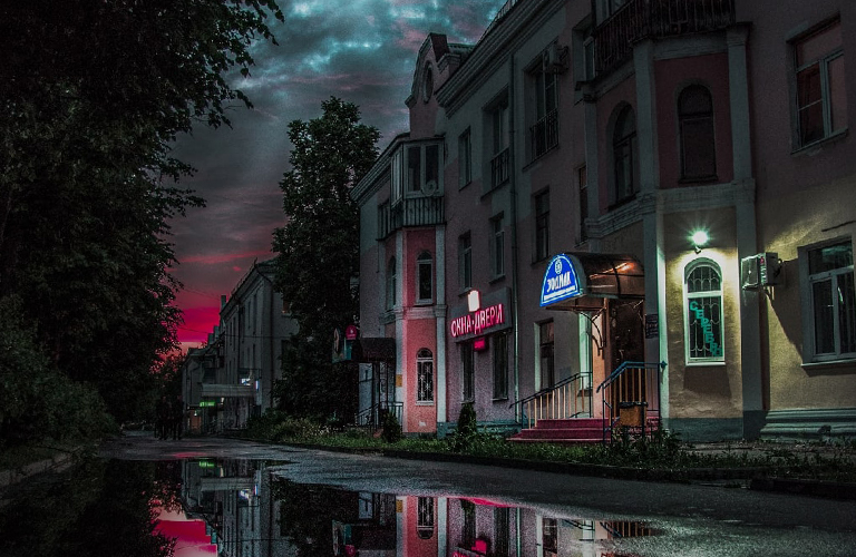 Фотограф, превращающий владимирские улицы в неоновые кадры «Бегущего по лезвию»