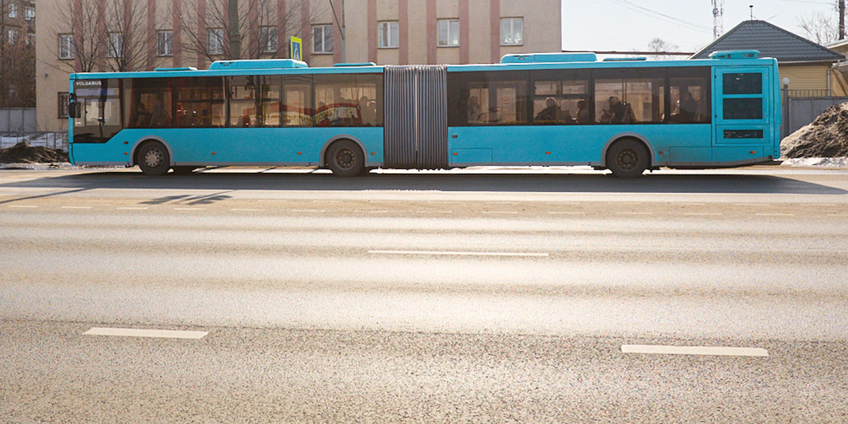 Голубой «вагон» бежит, качается. Во Владимире тестируют удлиненный автобус и спешно ищут водителей