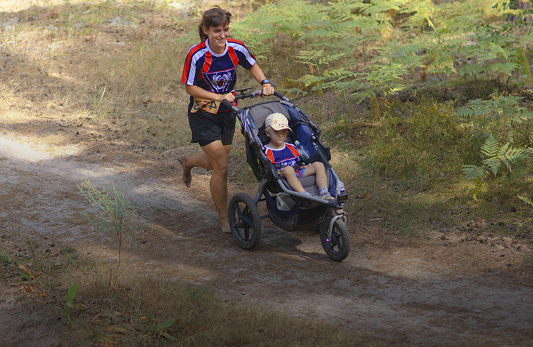 Пробежала босиком с детской коляской в лесу! Мама из Владимира вновь установила мировой рекорд
