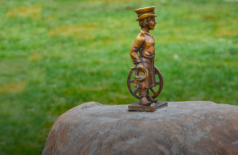 Мини-извозчик от автора бронзовых суздальчат и металлическое дерево весом в 160 кг мастера из Мурома