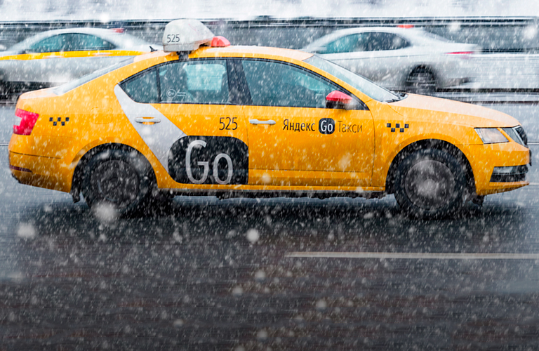 Советы «Яндекс Go» и экс-таксиста: как сэкономить на поездке в предпраздничные дни и 31 декабря?