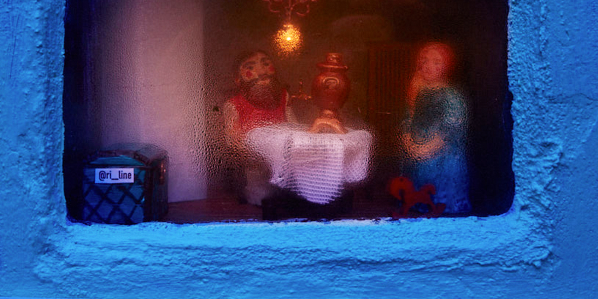 Купеческий дом в кирпичной кладке: новая миниатюрная инсталляция, которая светится в темноте