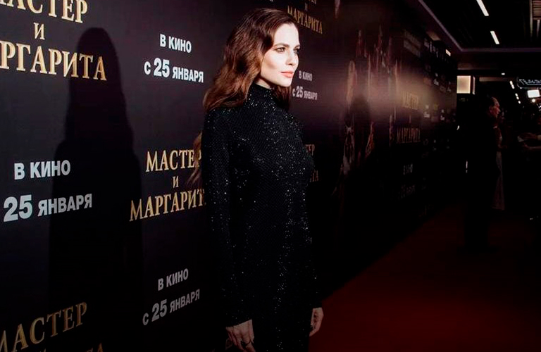Ведьма! Юлия Снигирь блистала на премьере «Мастера и Маргариты» в платье от дизайнера из Вязников