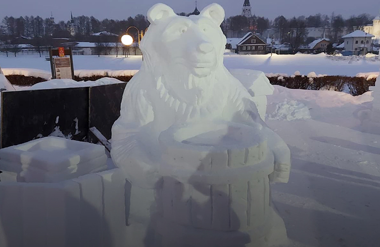 Тигры, Емеля на печи да медведь с бочонком. Снежные работы скульпторов-любителей