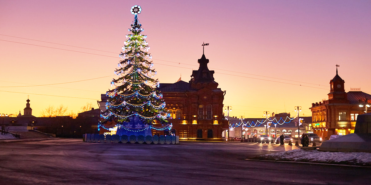 На Соборной площади во Владимире начали устанавливать главную новогоднюю  елку. Полностью украсить город должны к 1 декабря