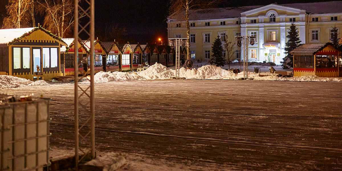На Торговой площади Суздаля заливают каток, а стены кремля готовят для светового шоу